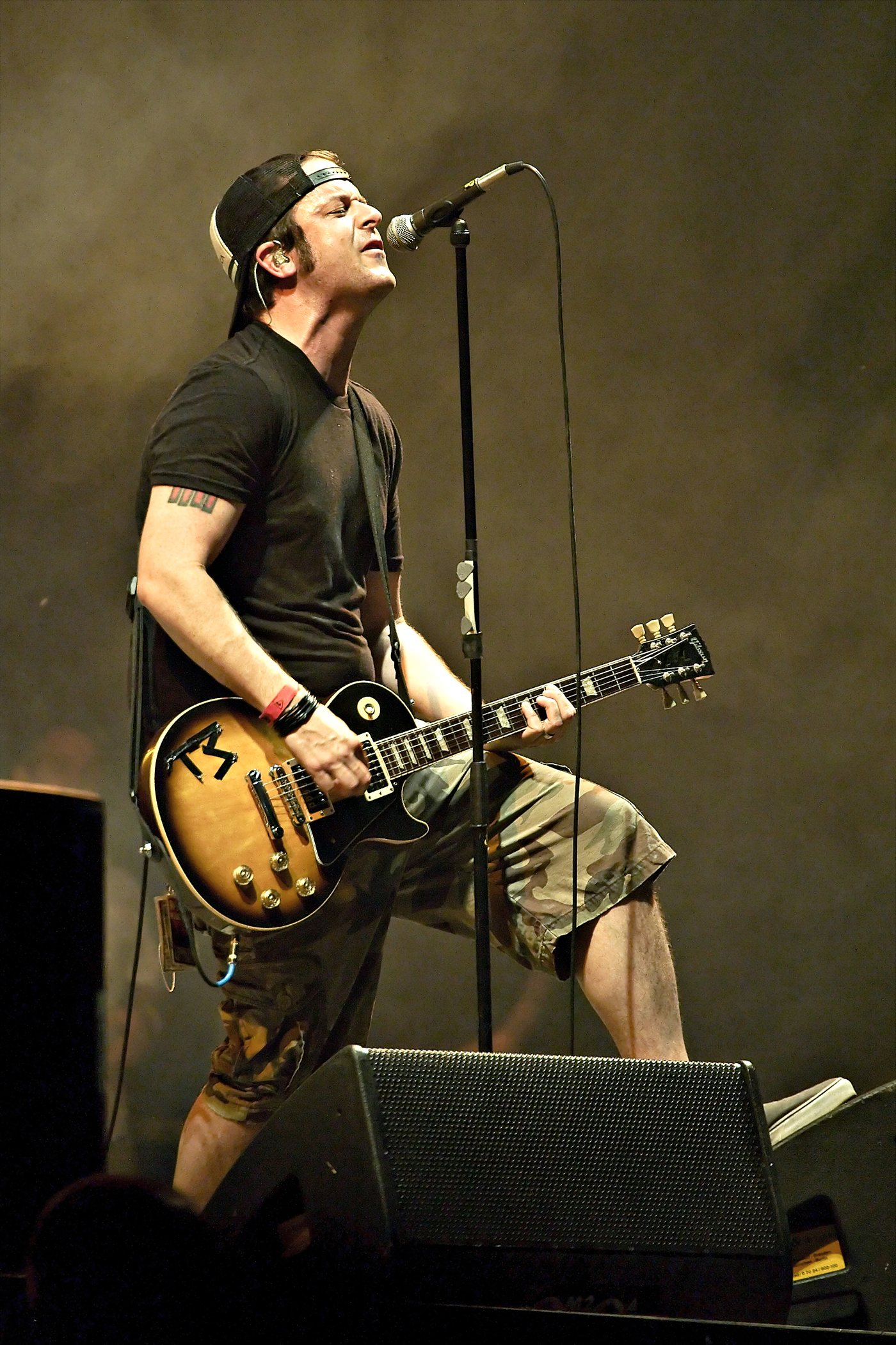 Tony Sly live mit Gitarre und Mikrofon auf der Bühne beim Rheinkultur-Festival 2009