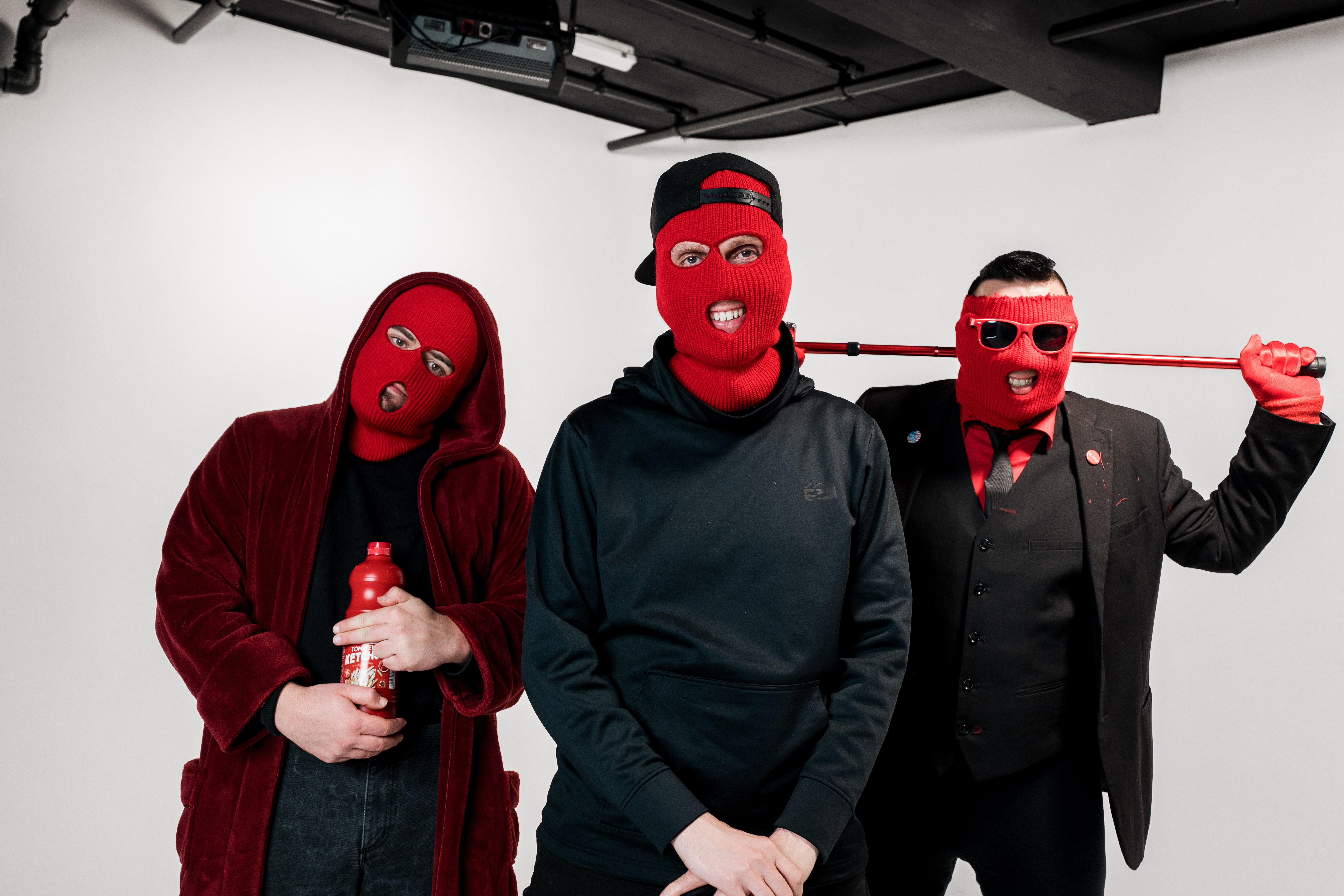SOKO LiNX auf einem offiziellen Pressefoto mit roten Masken